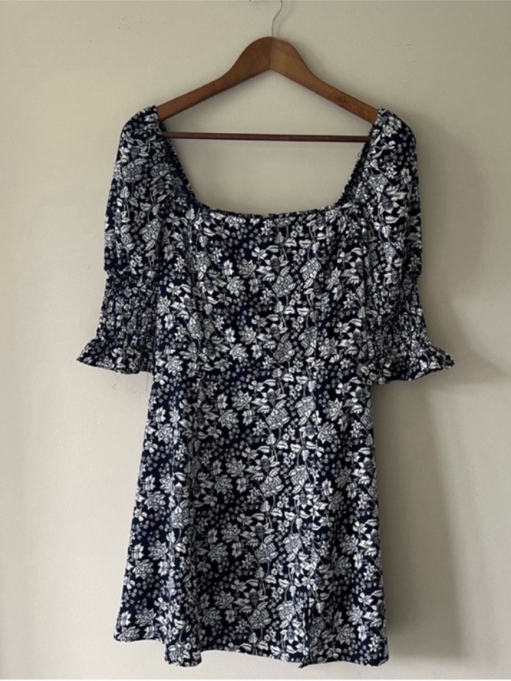 Mi Ami Pauline Smocked Sleeve Navy/White Floral Mini Dress Size Medium NWT